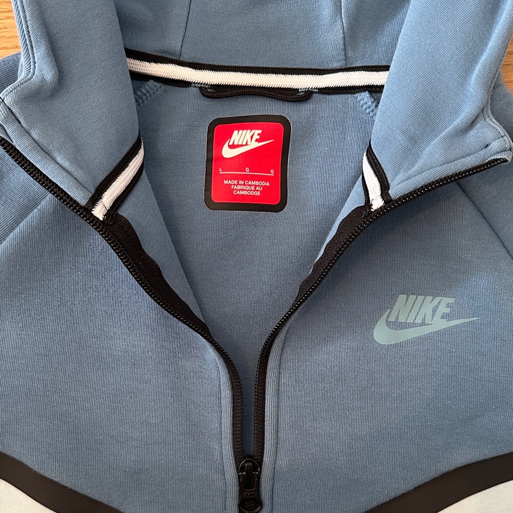 Nike Two-Tone Blue and White Sportswear Tech Fleece - Picture 2 of 3